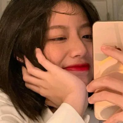 照片中的女孩